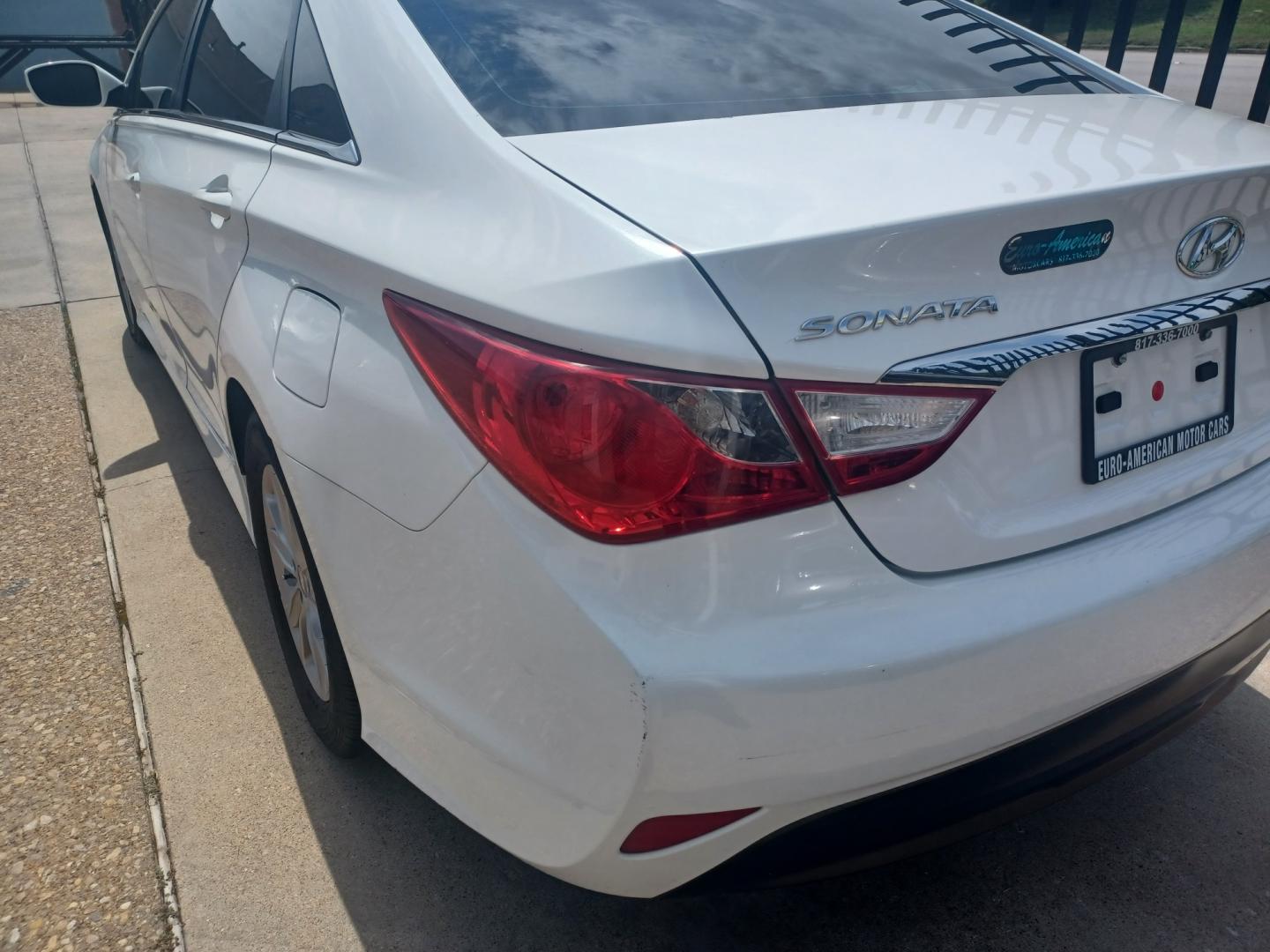 2014 WHITE /BLACK Hyundai Sonata GLS (5NPEB4AC8EH) with an 2.4L L4 DOHC 16V engine, 6-Speed Automatic transmission, located at 2001 E. Lancaster, Ft. Worth, 76103, (817) 336-7000, 32.746181, -97.301018 - Photo#7